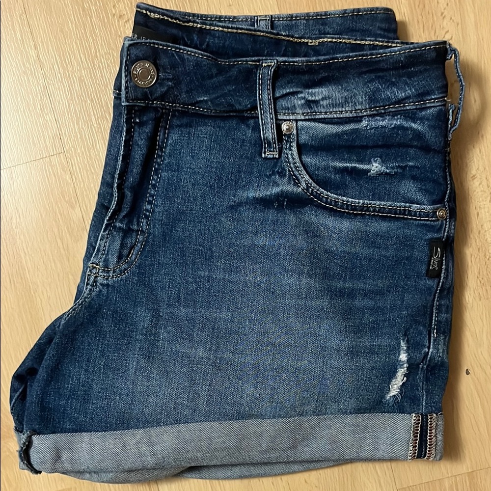 Silver Jeans Boyfriend Shorts in Classic Blue
Size 33/4.5